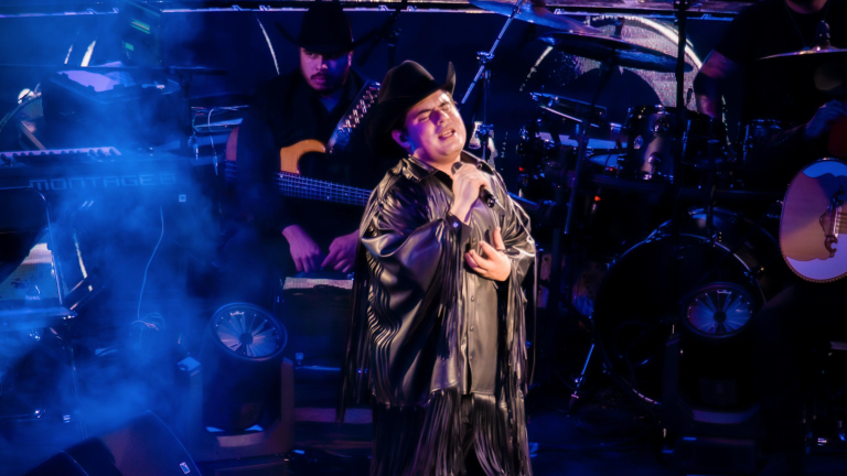 Alfredo Olivas abre la fiesta del Palenque de Culiacán con lleno total.