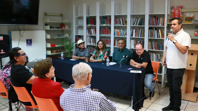 Promotores de lectura participan en la charla llevada a cabo en la Sala de Formación Lectora del Isic.