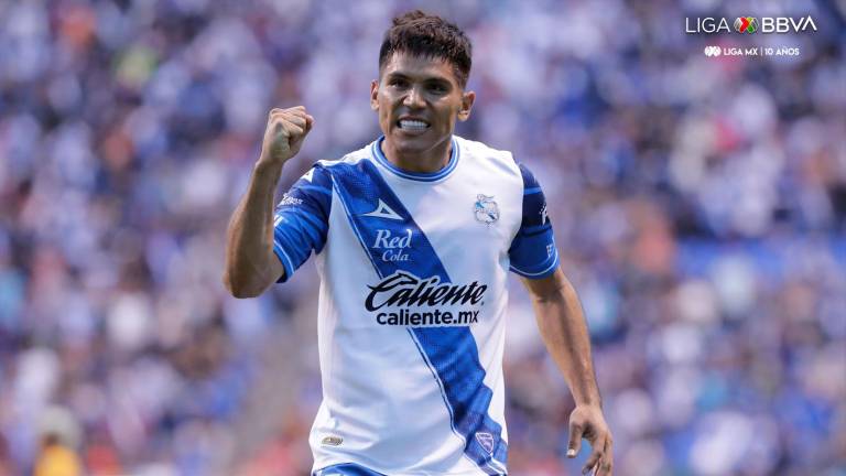Martín Barragán marca ambos goles poblanos.