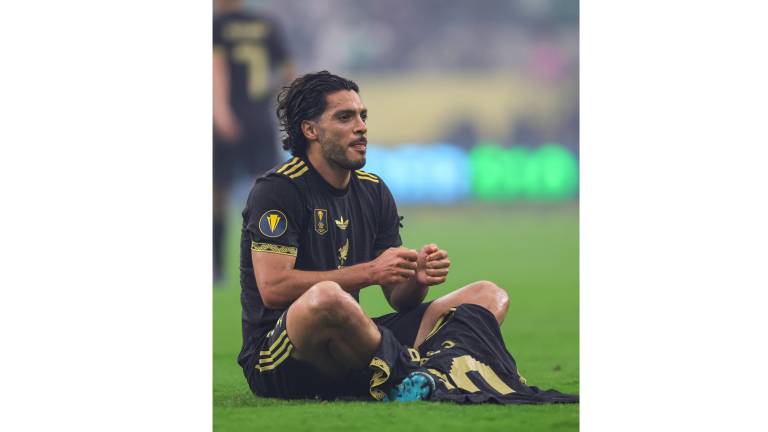 Raúl Jiménez celebra como Diogo Jota.