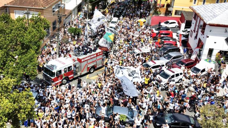 El recorrido final de Pelé es acompañado de cientos de aficionados del Santos.