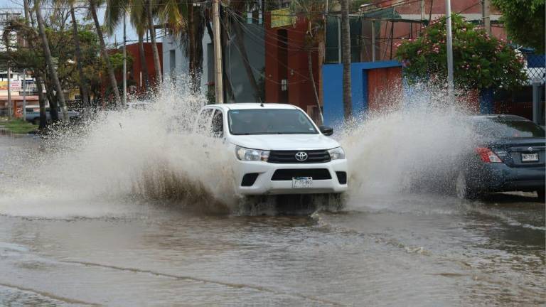 Algunos tramos de la avenida Cruz Lizárraga en Mazatlán se inundaron tras nuevas lluvias.