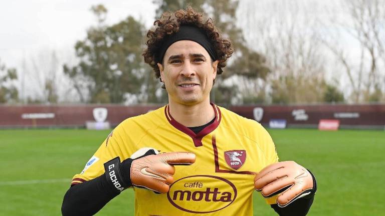 Guillermo Ochoa luce la playera de su nuevo equipo.