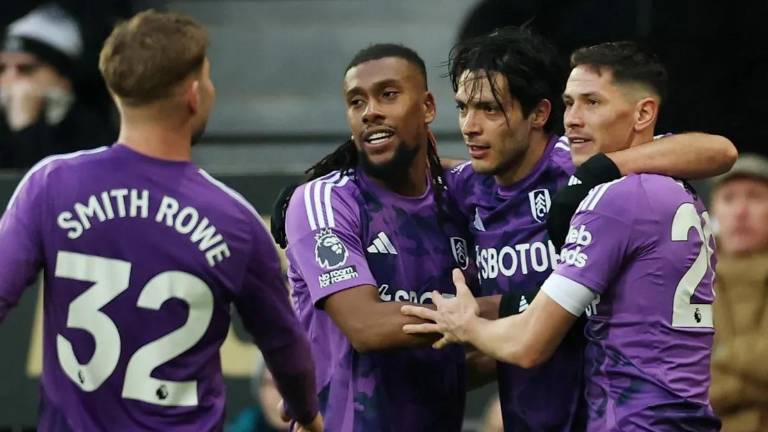 Raúl Jiménez es felicitado por su gol.
