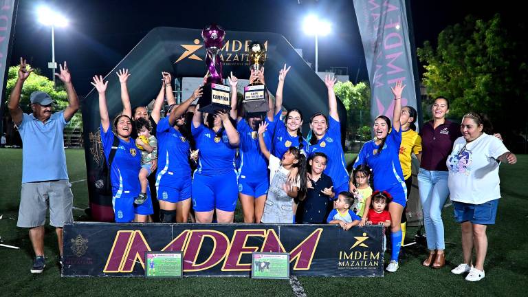 C.C. De la Costa celebra su campeonato.