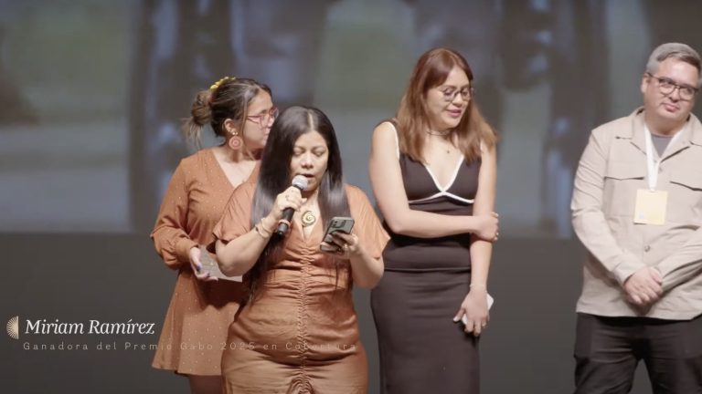 Miriam Ramírez y el equipo de periodistas que colaboró en su investigación recibió el Premio Gabo 2025 durante la ceremonia celebrada en Bogotá, Colombia.
