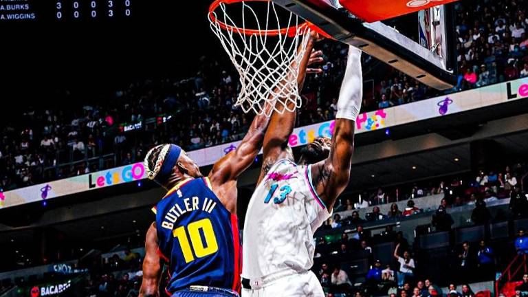 Bam Adebayo logra la volcada sobre la marca Jimmy Butler, en el triunfo del Heat sobre los Warriors.
