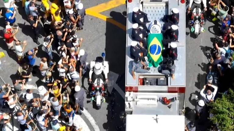 El cuerpo de Pelé inició su recorrido hacia su última morada.