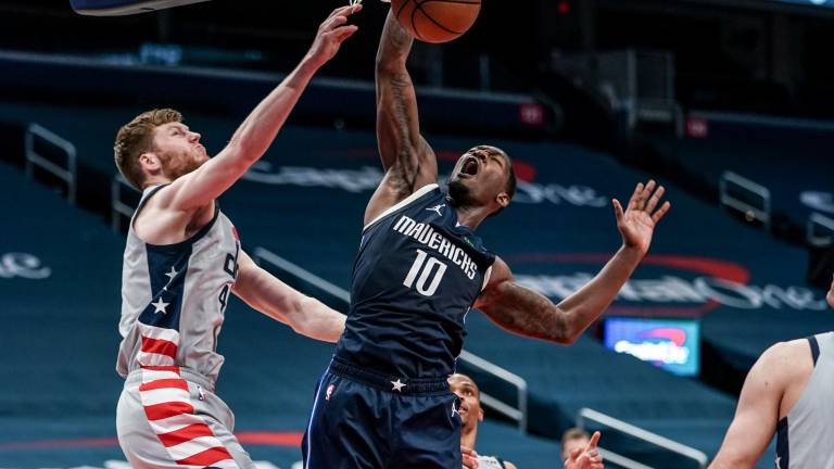 Dorian Finney-Smith busca el enceste para los Mavericks.