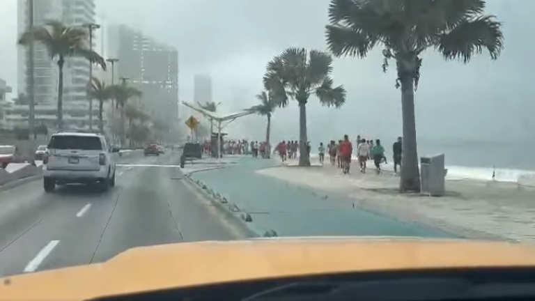 La mañana de este jueves Mazatlán continuó con presencia de neblina.