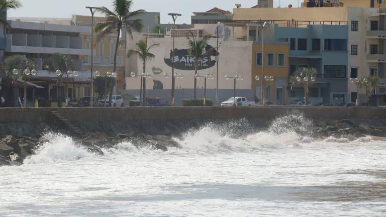 Las fuertes marejadas que se tienen se ha llevado la arena en una parte de las playas del Paseo Olas Altas.