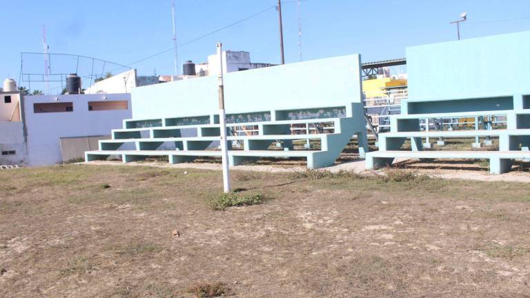 Las canchas de voleibol de playa de la Unidad Deportiva Sahop son remozadas.