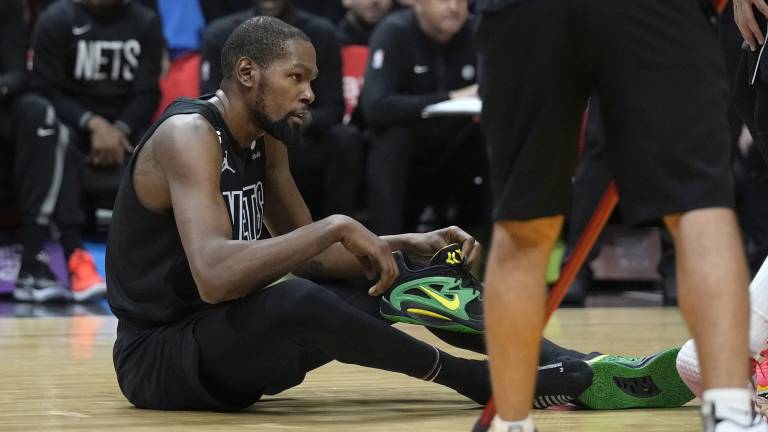 Kevin Durant sufrió un esguince en el ligamento colateral tibial de su rodilla derecha.