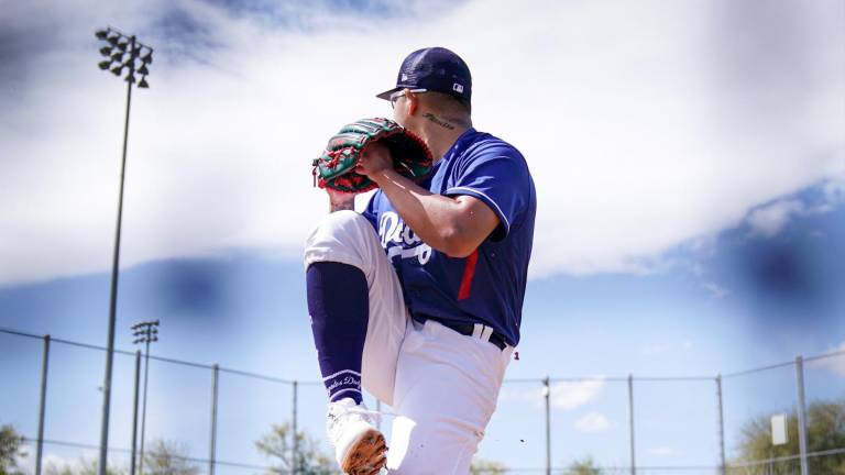 Julio Urías lanzó dos entradas ante Padres.
