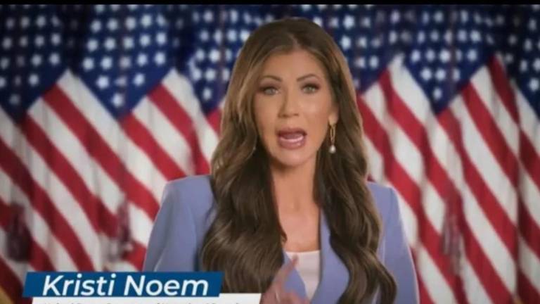 La Secretaria de Seguridad de Estados Unidos Kristi Noem pide a migrantes irregulares regresarse a sus países de manera voluntaria.