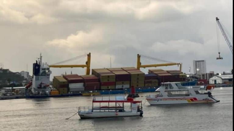 Vista del busque carguero desde la Isla de La Piedra. El Chiapas Star está en peligro de hundirse en el muelle 4 de la Asipona.
