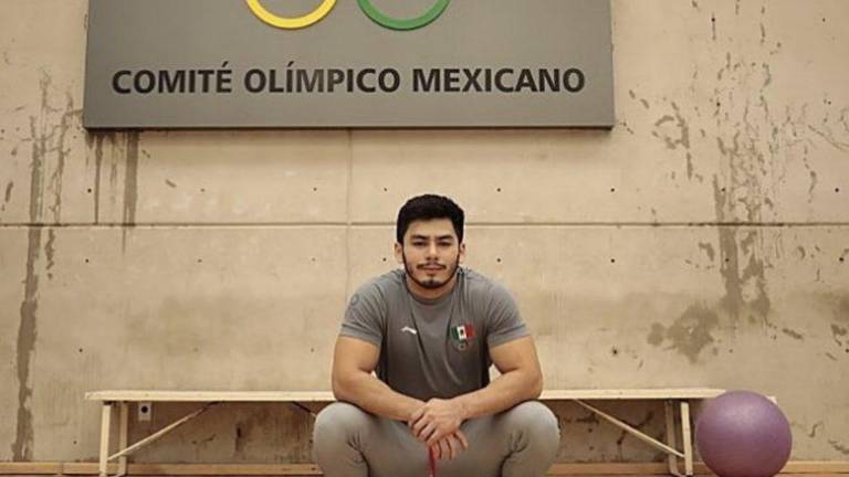 El halterista Jorge Cárdenas fue el de la falta en la Ceremonia. México podría ser sancionado si vuelve a ocurrir.