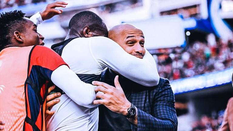 Cecilio Waterman se abraza con Thierry Henry.