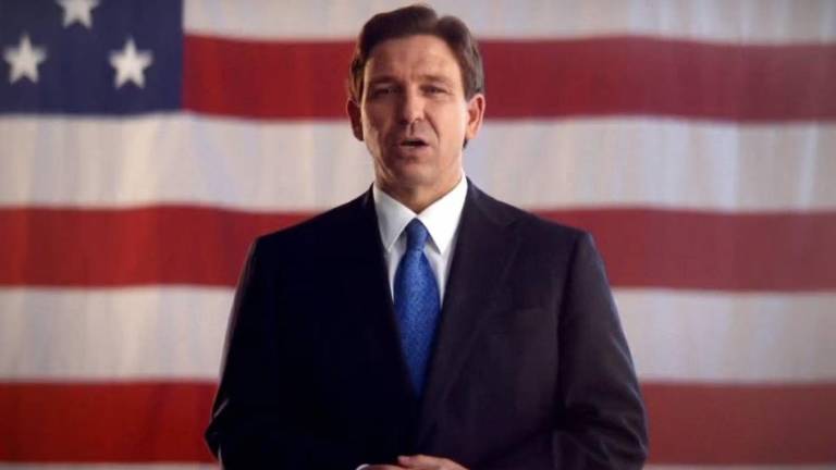 Ronald Dion DeSantis, conocido como Ron DeSantis, Gobernador de Florida.