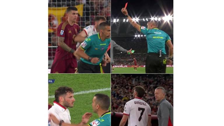 Santiago Giménez ve la roja.