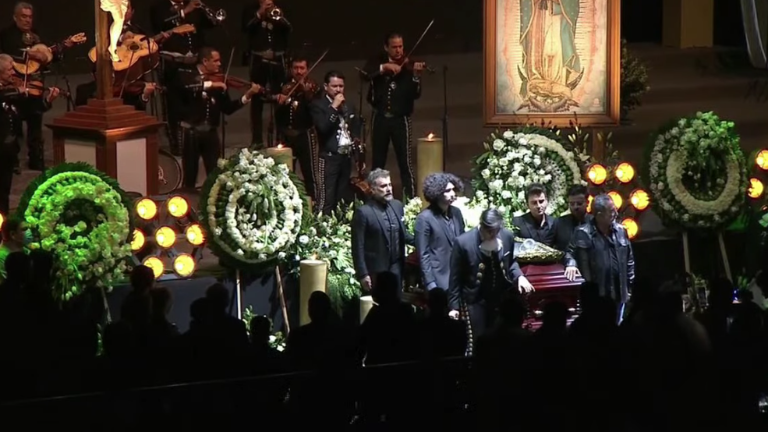 Hijos y nietos de Vicente Fernández realizan la primera guardia de honor.