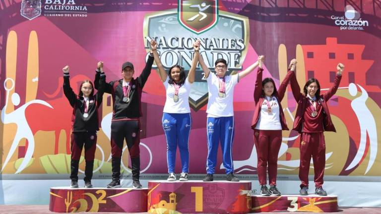 Javier Ayala y Ashley Barraza suben al segundo peldaño del podio.