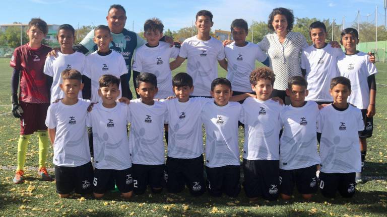 El equipo mazatleco de la Infantil Mayor, con los uniformes con los que disputarán el Estatal.