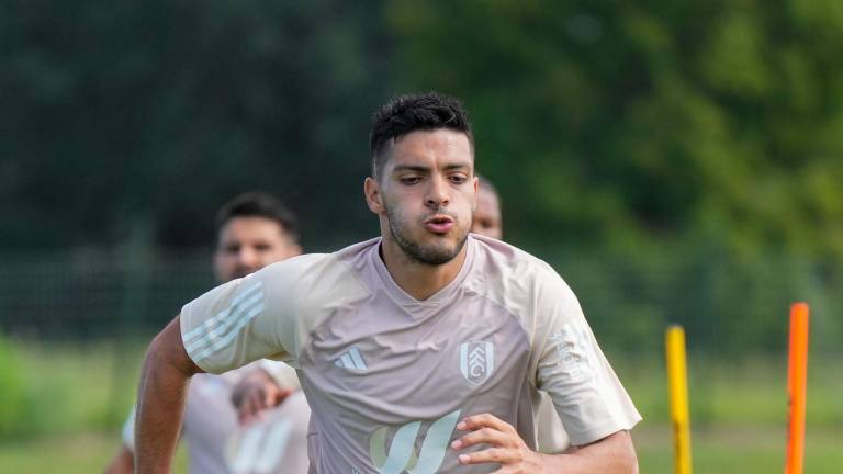 Raúl Jiménez ya debutó en amistoso con su nuevo equipo.