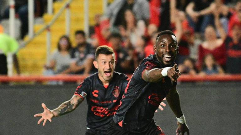 Julián Quiñones marca doblete.