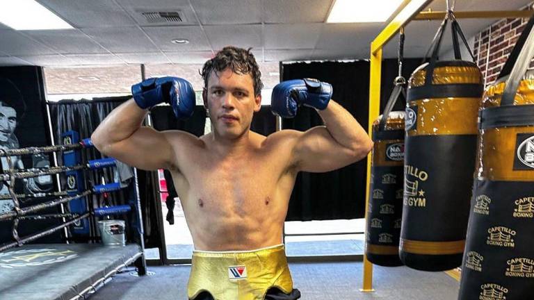 Julio César Chávez Jr. da su pronóstico sobre la pelea Canelo-Charlo.
