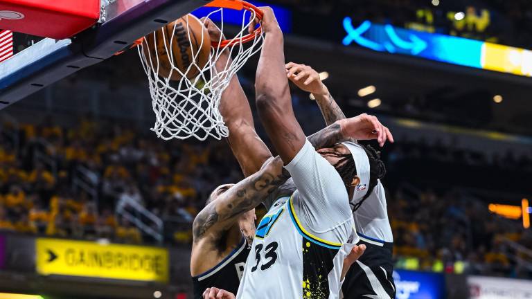 Myles Turner logra dos de sus 19 puntos para los Pacers con este remate.
