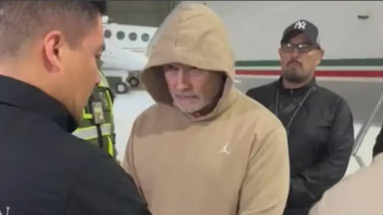 Hernán Bermúdez Requena, ex Secretario de Seguridad de Tabasco, fue trasladado a México desde Paraguay para enfrentar procesos judiciales.