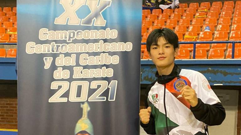 Hiroto Javier Yoshii Mizukami muestra orgulloso su bronce.