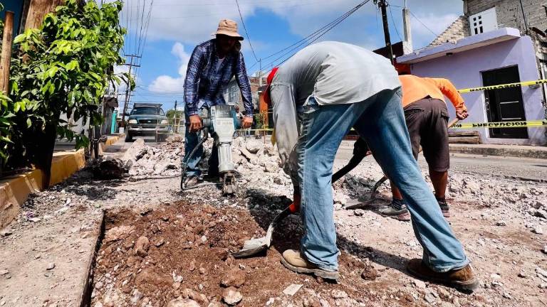 Trabajadores municipales iniciaron el bacheo en tramos críticos de Escuinapa, ante el deterioro y el riesgo de accidentes.