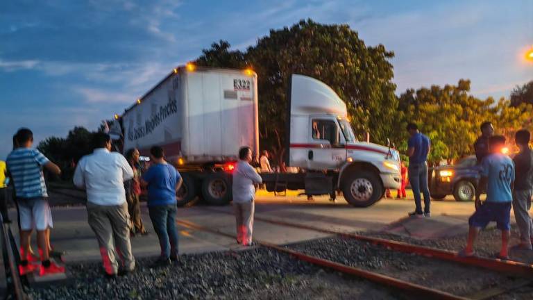 Un tráiler resultó con daños tras ser impactado por un tren en La Cruz de Elota; no hubo lesionados.