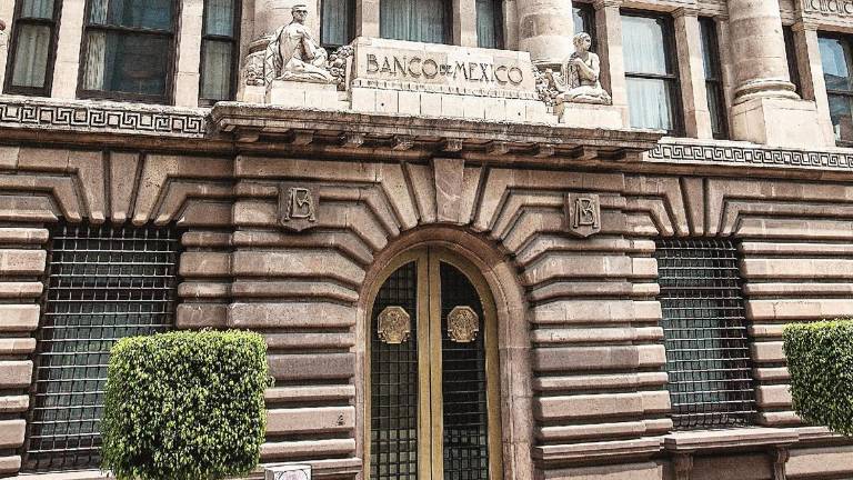 El Banco indicó que es con fundamento en el artículo 51, fracción II, de la Ley del Banco de México, y dentro del plazo legal aplicable.