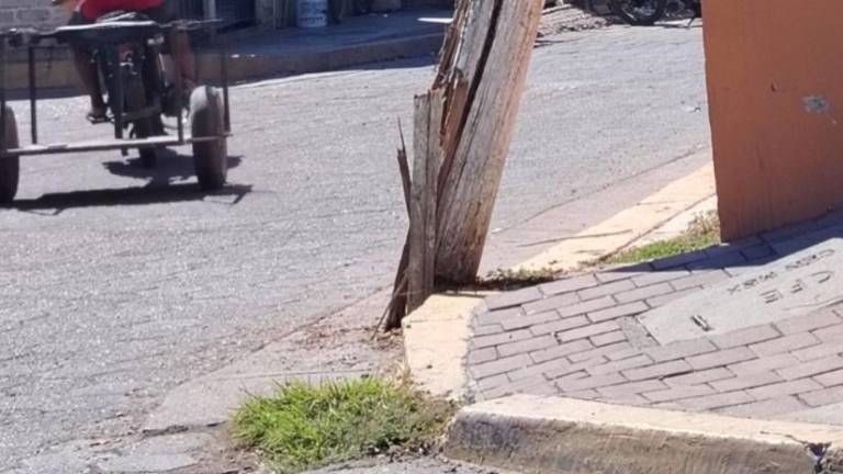En la esquina de las calles Salvador Alvarado y Benito Juárez, en Rosario, está un poste a punto de caer.