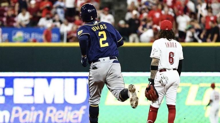 Luis Urías mandó la pelota de cuadrangular ante los Rojos de Cincinnati.