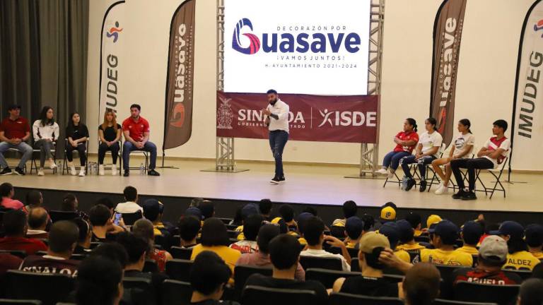 Julio César Cascajares ofrece la plática.