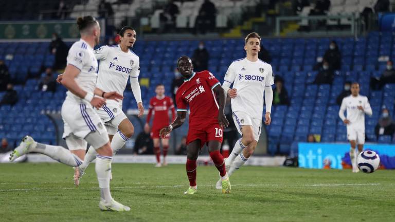 Liverpool no pasó del empate ante el Leeds en medio de protestas por su afiliación a la Super Liga Europea.