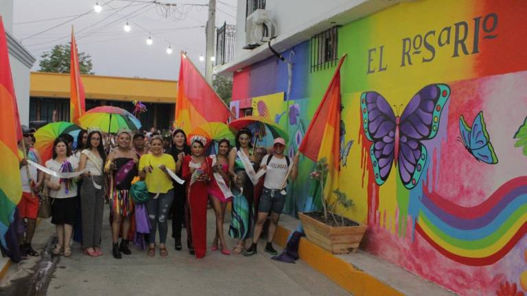 En el corte del listón estuvieron representantes de la Comunidad LGBT+ y autoridades locales.