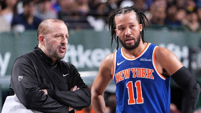 Tom Thibodeau, aquí con el jugador Jalen Brunson, fue cesado como coach en jefe de los Knicks.