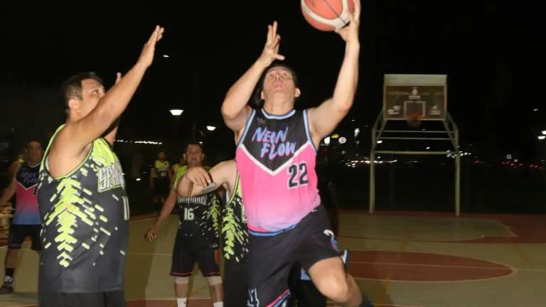 Encuentros de mucho nivel se observan en la Liga de Baloncesto del Parque Lineal.