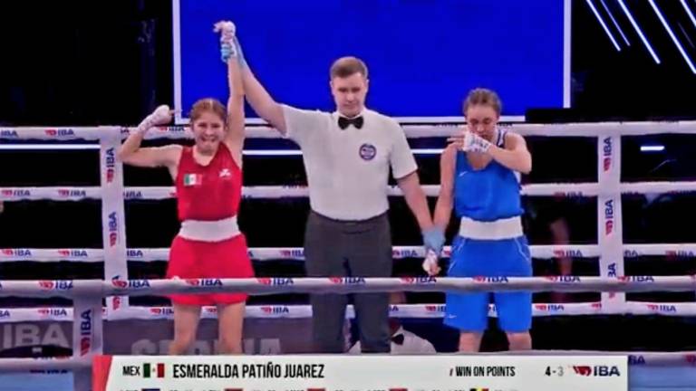 Esmeralda Patiño, al momento de ser declarada ganadora en su primer combate en el Campeonato Mundial de Boxeo Femenil.