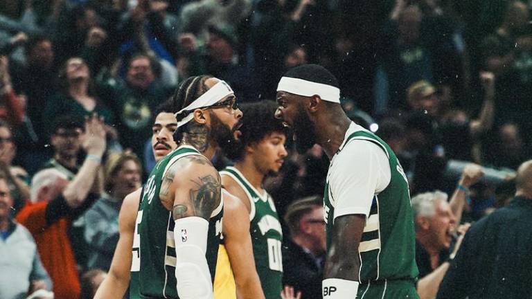 Bucks se acerca en la serie 2-1.