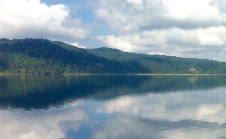 De azul a verde, especialista de la UNAM alerta del cambio de coloración de las Lagunas de Montebello