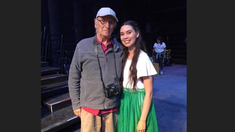 El director español Carlos Saura con la sinaloense Camila Govea Robles.