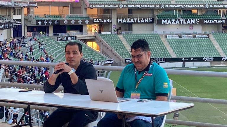 Omar Bravo (izq.) dice que es importante existan eventos donde los niños puedan mostrar su talento.