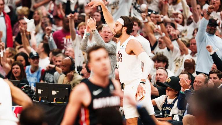 Los Cavs imponen su localía.