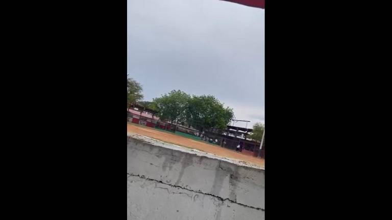 Un campo de beisbol es vaciado tras escucharse detonaciones de armas cerca, en Culiacán.